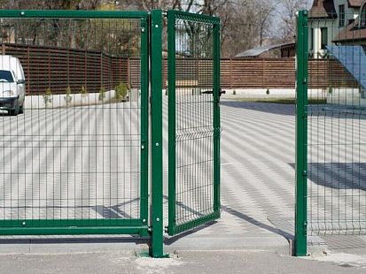 Калитка 3D 1530х1000 RAL7004 50х200х4, опорные столбы 60х40, каркас 60х40, с замком, петли